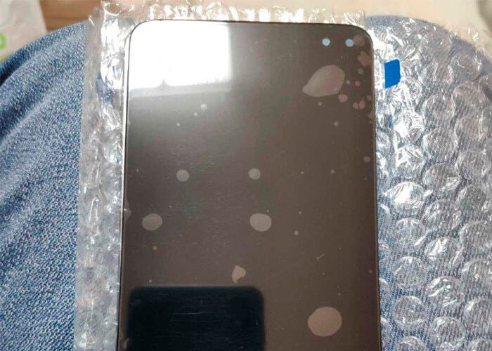 Filtrovaná výchozí obrazovka Xiaomi Mi 10 se dvěma otvory na obrazovce