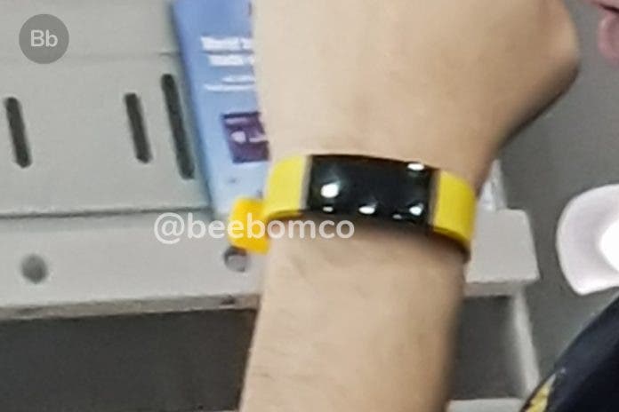 Realme Band se objeví ve skutečných obrazech se zakřiveným displejem