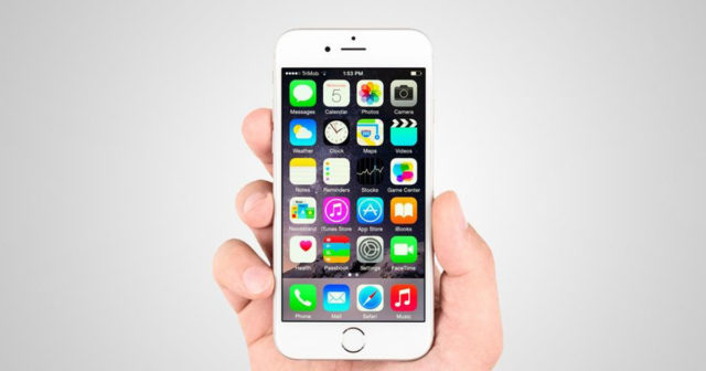 iPhone 6 bílý v ruce