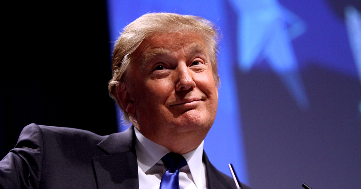 Trump při příjezdu do Bílého domu neodolal iPhonům