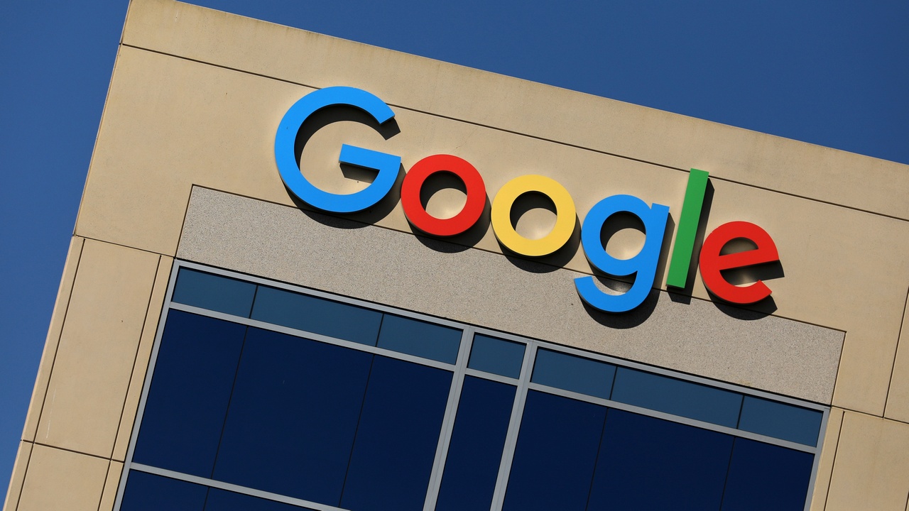 Logo Google je zobrazeno nad kancelářskou budovou v Irvine v Kalifornii v USA 7. srpna 2017. REUTERS / Mike Blake - RTS1AT69