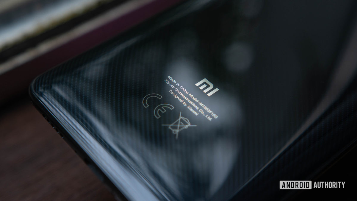 Zadní kryt Xiaomi Mi 9T zaměřený na logo a uhlíkovou strukturu