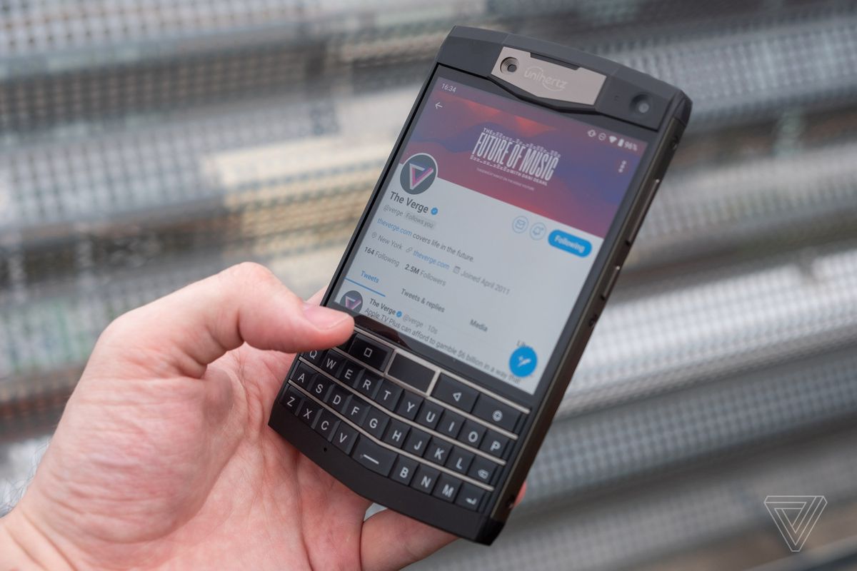 Tento odolný telefon je jako pas BlackBerry se systémem Android 1602973048 945 Tento odolny telefon je jako pas BlackBerry se systemem Android
