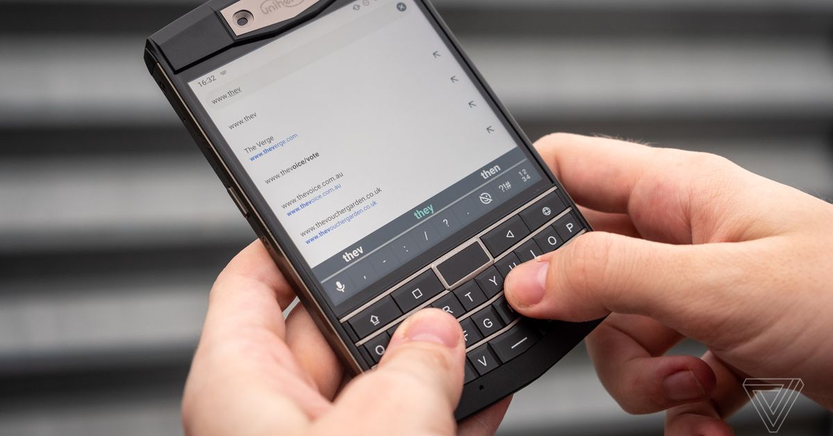 Tento odolný telefon je jako pas BlackBerry se systémem Android