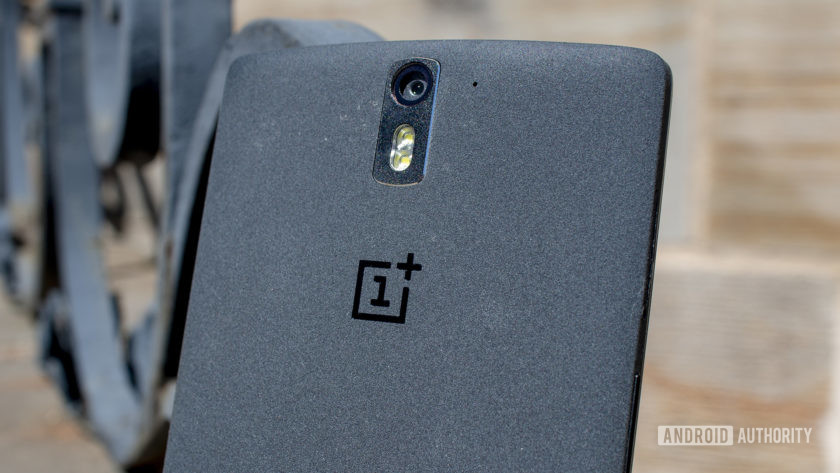 Detailní pohled na zadní stranu OnePlus One zobrazující jeho jedinou zadní kameru.