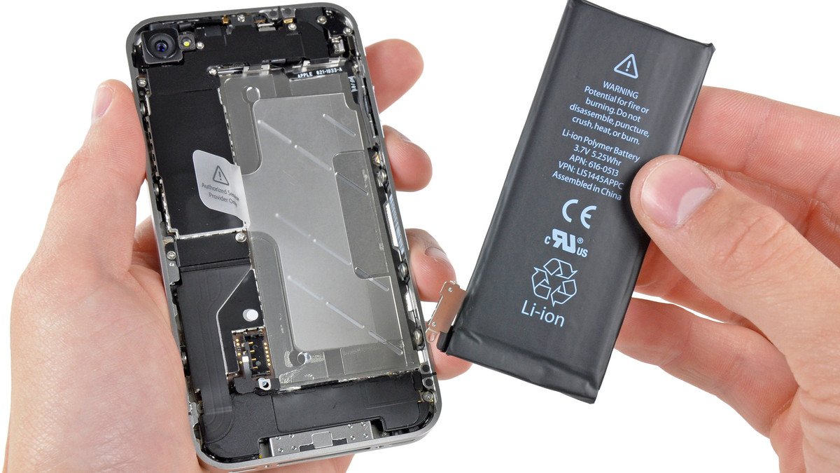 Tento youtuber vám ukáže kompletní továrnu na baterie pro iPhone