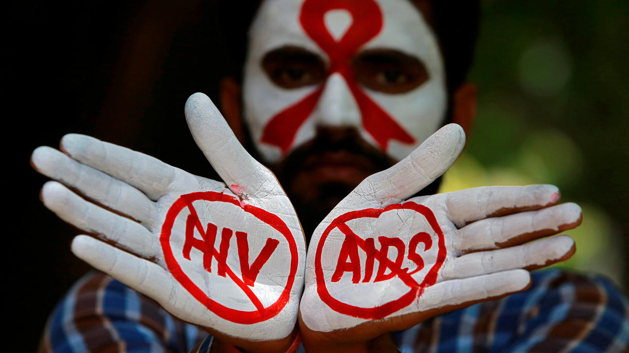 Duševní zdraví, stres a… související nemoci 5 Student ukazuje ruce namalované zprávami při pózování během kampaně na zvyšování povědomí o HIV / AIDS na památku Mezinárodního památníku při svíčkách AIDS v Chandigarhu v Indii, 20. května 2018. REUTERS / Ajay Verma - RC12F070A300