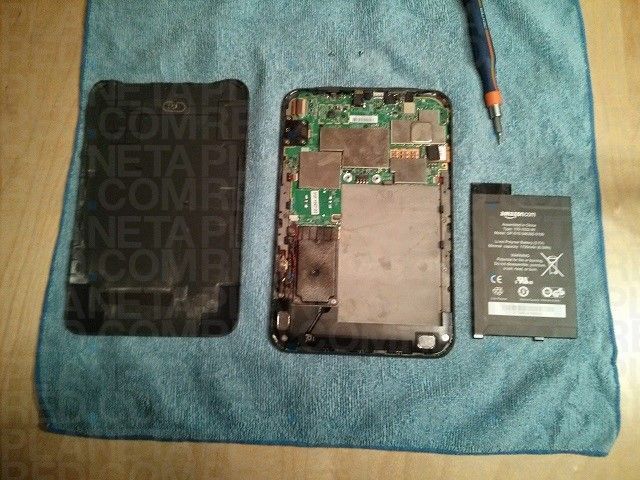 Vložte novou baterii a připojte se ke Kindle 3