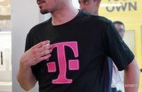 Zaměstnanec T-Mobile na sobě černé tričko s logem T-Mobile.