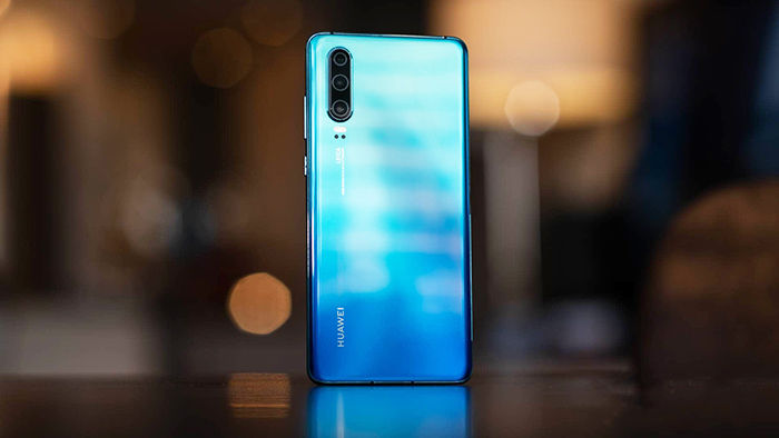 Porovnáváme OnePlus 7 s Galaxy S10 vs. Huawei… 9 huawei p30 vzadu