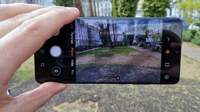 Porovnáváme OnePlus 7 s Galaxy S10 vs. Huawei… 10 fotoaparát huawei p30