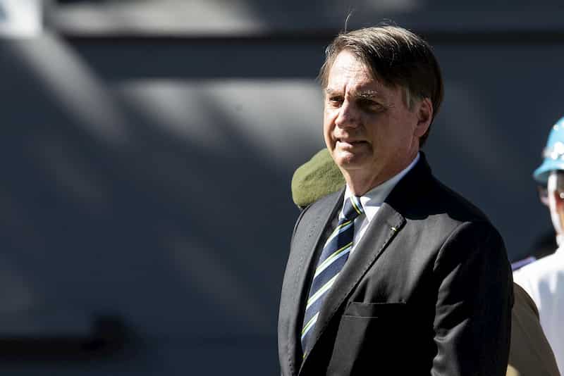 Bolsonaro v obleku