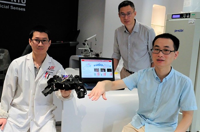 Senzory podobné kůži a umělá inteligence nabízejí ... 5 Vědci z NTU Singapore spojili počítačové vidění s elektronikou podobnou kůži, aby provedli robota bludištěm.