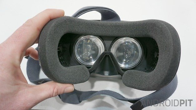 Pohled zezadu na sluchátka AndroidPIT HTC Vive VR