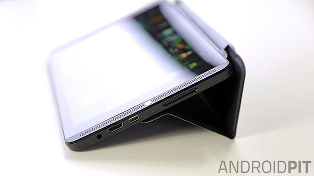 Pouzdro Nvidia Shield pro tablety Android stojí zblízka