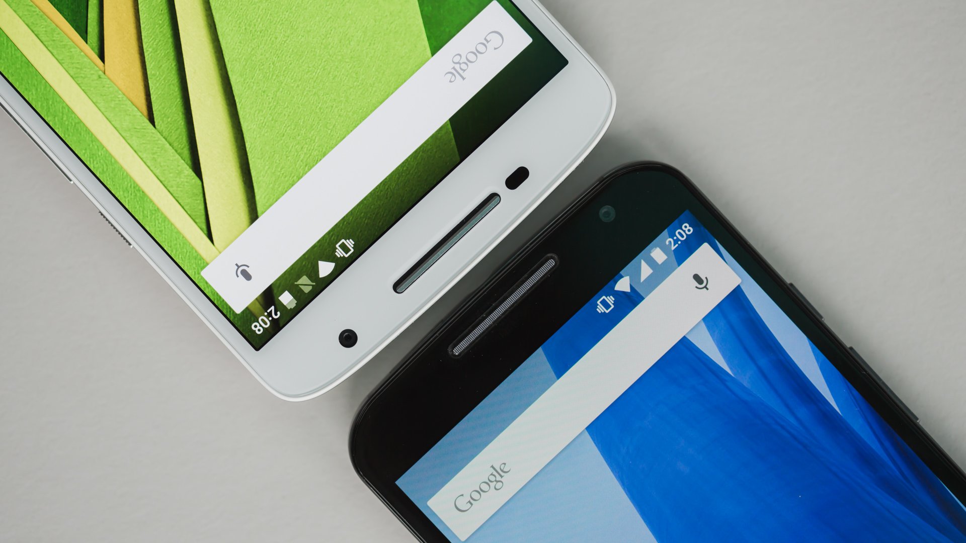Moto X Play vs Moto X 2014: Hrajte nebo vyhrajte