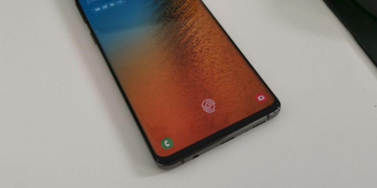 16 mobilních telefonů se čtečkou otisků prstů pod obrazovkou