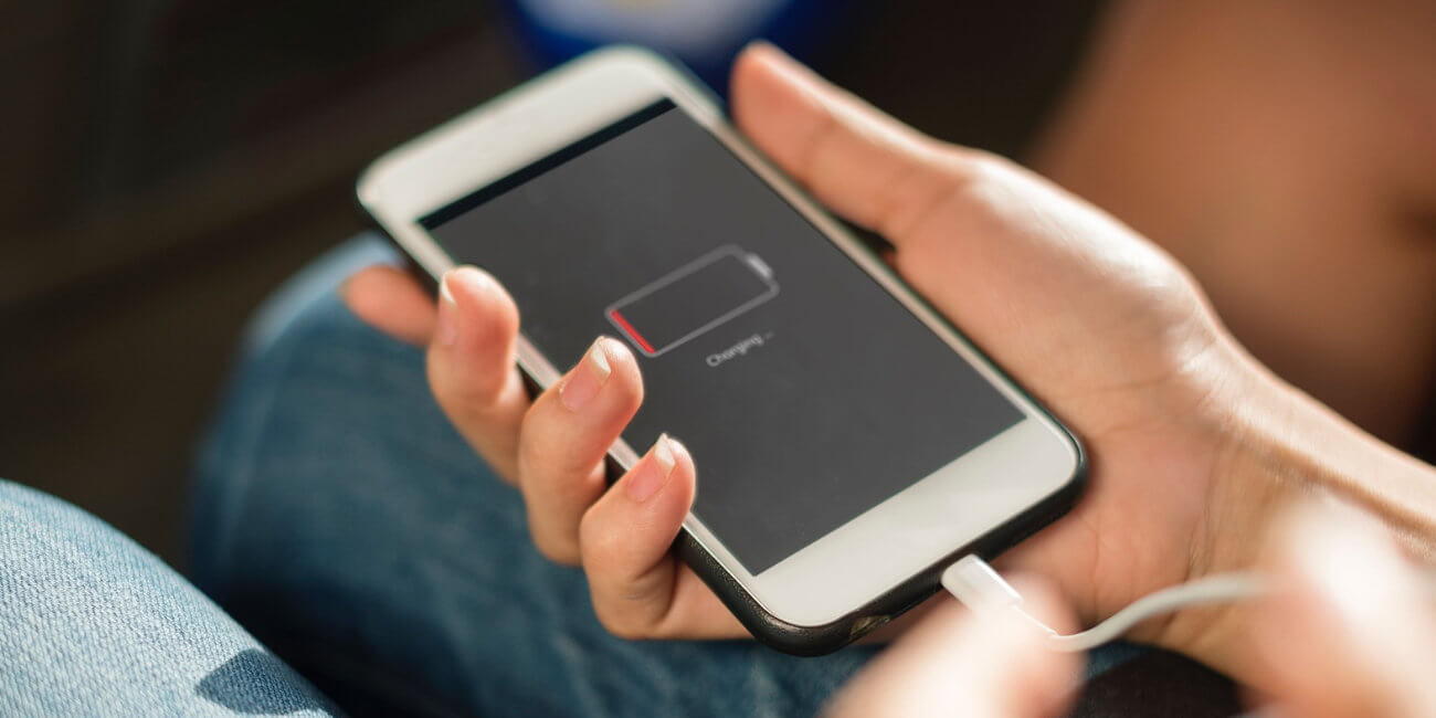 Je škodlivé pokračovat v nabíjení baterie mobilního telefonu, když je již na 100%?
