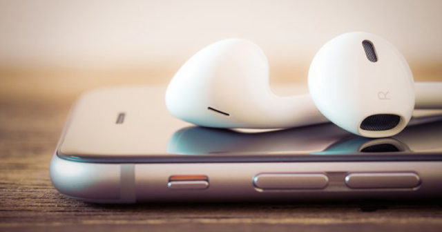 Bezdrátové modely Apple Watch a AirPods.