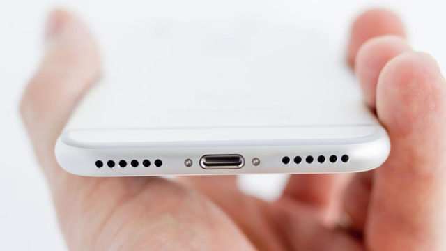 Jak vyčistit USB Lightning port vašeho iPhone 5 USB blesk