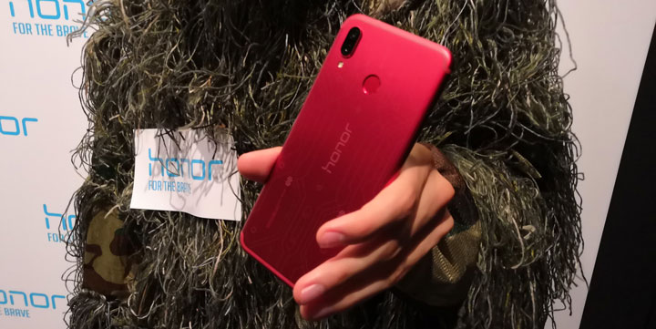 Displej - herní smartphone s oficiálním Honor Play, vibrační odezvou a 3D zvukem