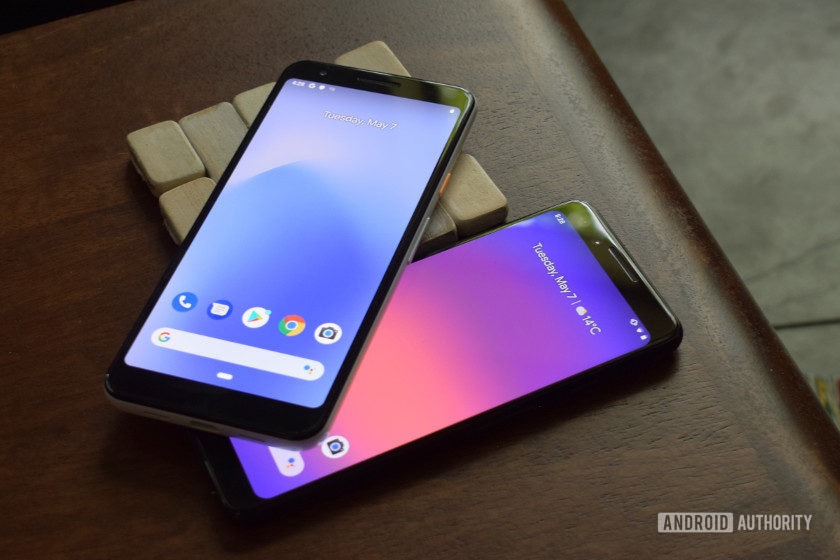 Google Pixel 3a a Pixel 3 před stolem