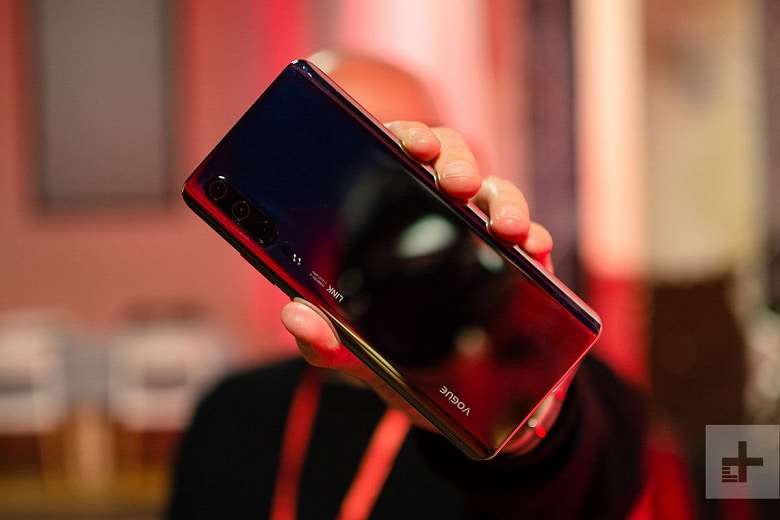 Trojitá kamera Huawei P30 Pro pózuje na živých fotografiích měsíc před jejím oznámením