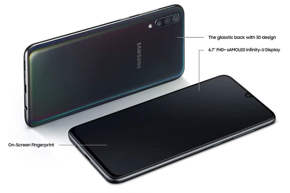 Samsung Galaxy A70 má také 32 MP trojitý zadní fotoaparát a 32 MP přední fotoaparát.