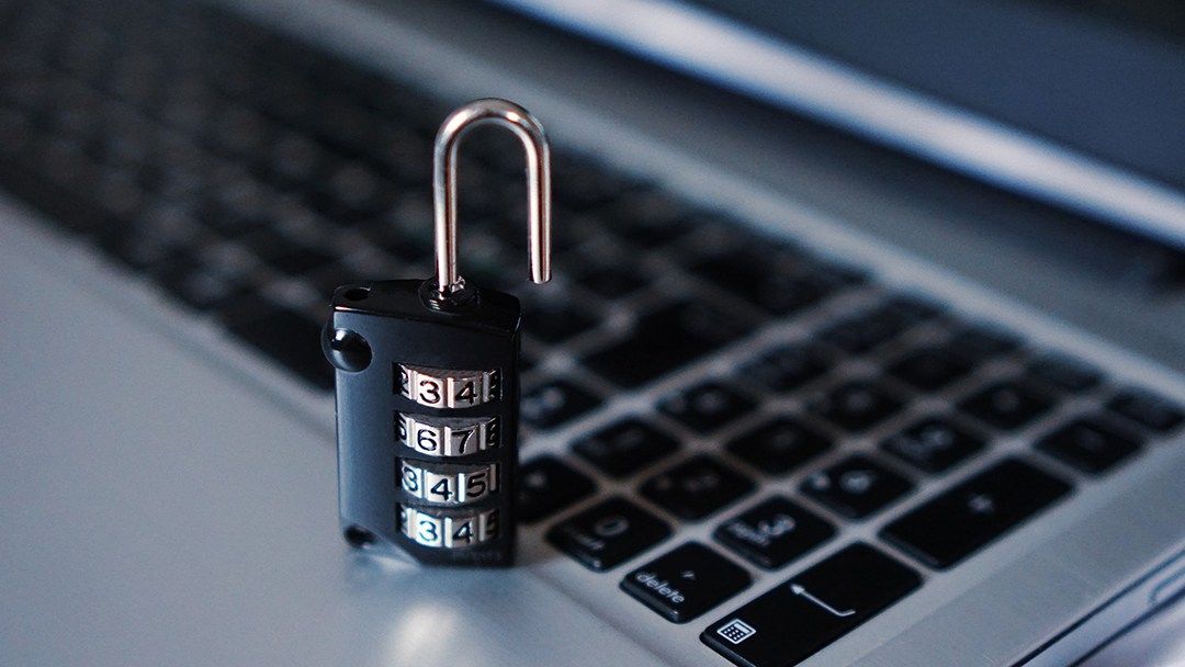 18letý chlapec předvádí, jak ukrást hesla uložená v systému macOS Linus Henze objevil zranitelnost operačního systému Apple, která umožňovala přístup k soukromým datům.