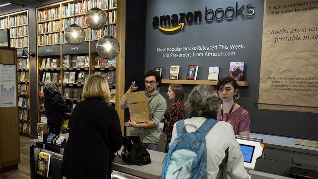 Amazon plánuje otevřít 400 fyzických knihkupectví Internetový gigant chce začít soutěžit s významnými řetězci knihkupectví. Jak jsme vás informovali, Amazon otevřel své první knihkupectví na konci loňského roku.