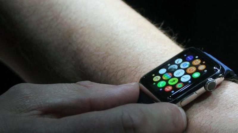 Apple Watch překonal více než polovinu prodeje chytrých hodinek v roce 2015