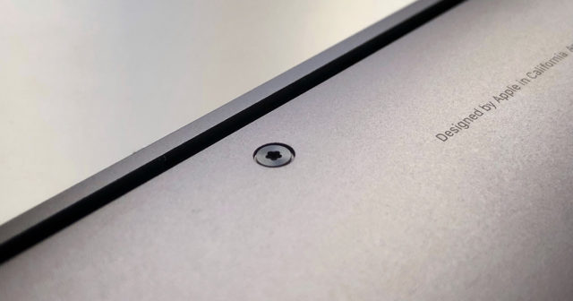 Apple chybí šroub, a proto nemůže vyrábět své počítače v USA Apple chybi sroub a proto nemuze vyrabet sve pocitace v