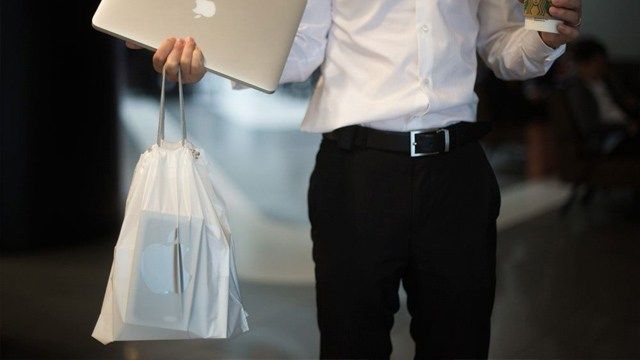 Apple nahradí plastové tašky místo papírových tašek. Rozhodnutí je založeno na politice péče o životní prostředí. Portál 9to5Mac ukazuje, že bere zelený postoj Apple velmi vážně, Lisa se tím chlubí ... 2 Apple nahradí plastové tašky místo papírových tašek. Rozhodnutí je založeno na politice péče o životní prostředí. Portál 9to5Mac ukazuje, že bere zelený postoj Apple velmi vážně, Lisa se tím chlubí ...