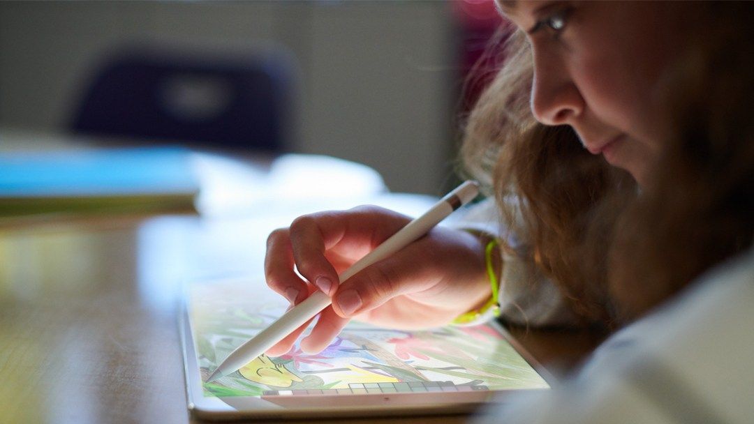 Apple představuje nový „levnější“ iPad pro studenty Nový 9,7palcový iPad je navržen pro použití ve třídě. 3 Apple představuje nový „levnější“ iPad pro studenty Nový 9,7palcový iPad je navržen pro použití ve třídě.