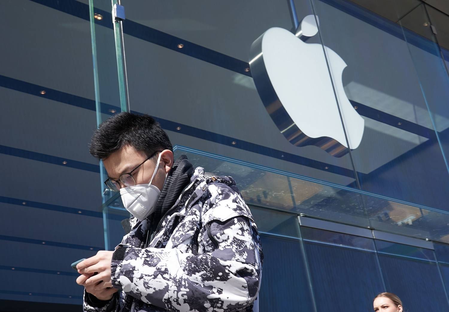 Apple znovu otevře téměř 100 maloobchodních prodejen v USA…