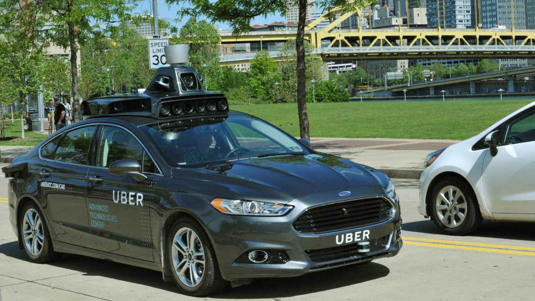 Autonomní vozidlo Uber zabilo ženu při nehodě Po incidentu se Uber rozhodl pozastavit všechny testy se svými autonomními vozidly.