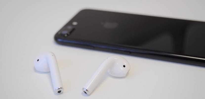 Beta verze iOS 12.2 potvrzuje příchod AirPods 2