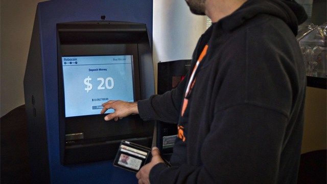 Bitcoinový bankomat za první měsíc ušetřil jeden milion dolarů. Před měsícem byl v kanadském Vancouveru uveden do provozu první bitcoinový bankomat, dnes jsou operace v tomto terminálu již ...