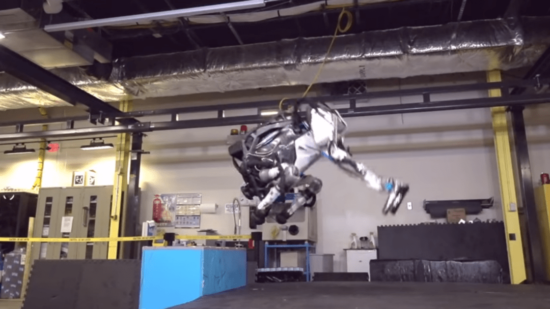 Boston Dynamics dokázal přimět robota Atlas, aby zvrátil vzduch. Tento humanoidní robot se nyní může převrátit a stále nemůže přeskočit ani libru chleba.