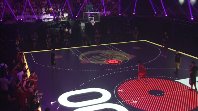 Budou to basketbalová hřiště budoucnosti? To, co se chystáte vidět, není součástí příštího filmu Tron, je to show Nike na stadionu Mamba House.