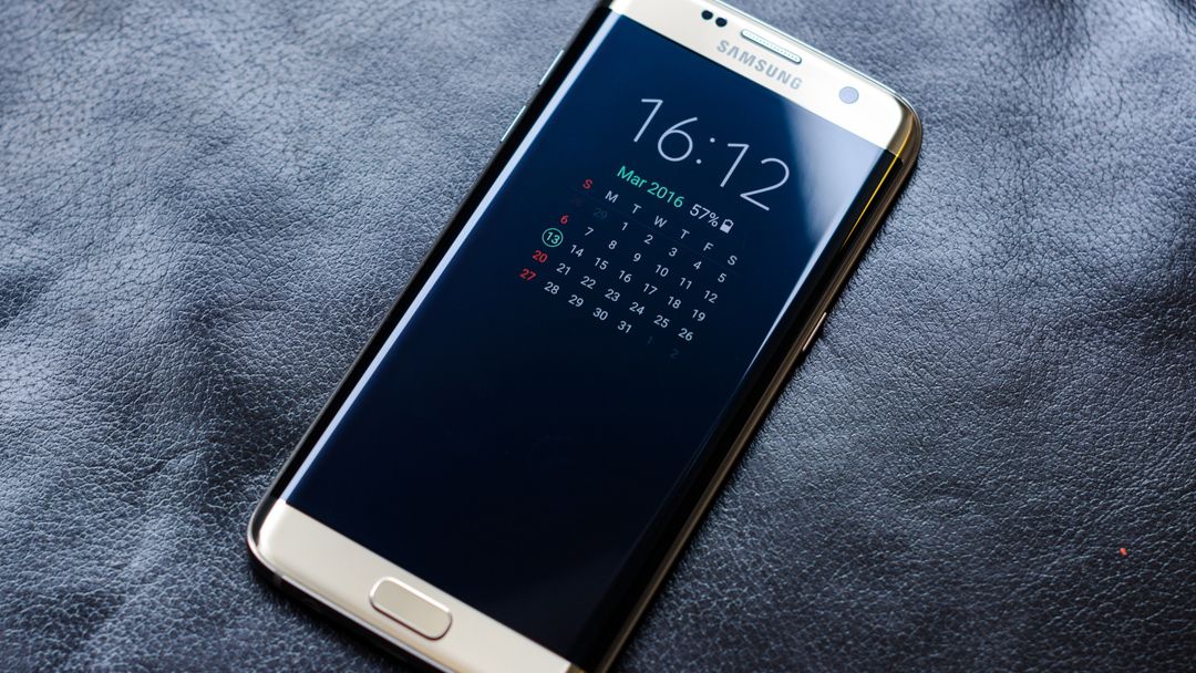Ceny nových Samsung Galaxy S9 a S9 + byly filtrovány Několik dní před oficiálním představením již víme, kolik bude nový telefon Samsung stát. 7 Ceny nových Samsung Galaxy S9 a S9 + byly filtrovány Několik dní před oficiálním představením již víme, kolik bude nový telefon Samsung stát.