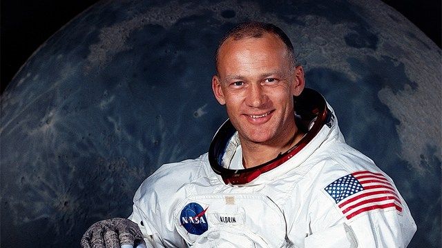Cestování na Měsíc je velmi levné: Buzz Aldrin zjistil, kolik ho stálo dosáhnout satelitu 46 let po příjezdu člověka na Měsíc, nakonec jsme zjistili, kolik astronauti strávili cestováním do vzdáleného bodu na Zemi.  Buzz Aldrin, osmý…