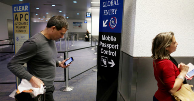 Cestujte kamkoli s aplikací Mobile Passport pro iPhone Cestujte kamkoli s aplikaci Mobile Passport pro iPhone