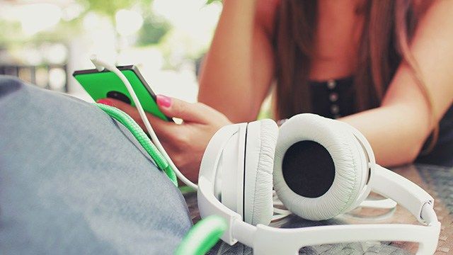 Chcete novou hudební radu? Selfie je možné HTC spojilo naše síly se Spotify a vytvořilo nástroj, který zná naši náladu z našich fotografií. Bez ohledu na to, kolik přátel nebo možností navrhuje hudbu pro nás všechny ...