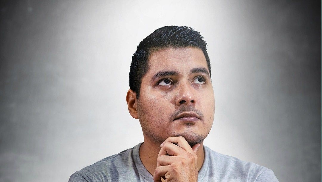 Chytají inženýry IPN, jak absurdně čistí zeď a je virální. Je to mexické nebo mazané?