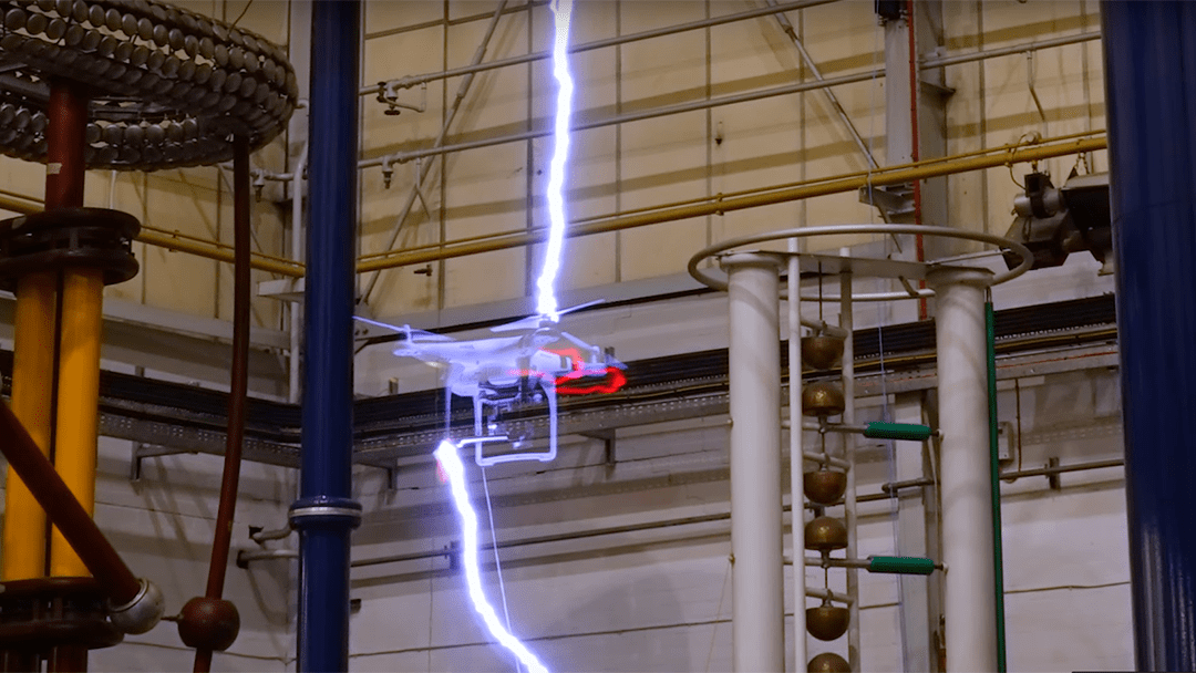 Co se stane s dronem, když udeří blesk?  Zajímavý experiment ukazující, co se stane, když blesk zasáhne dron.