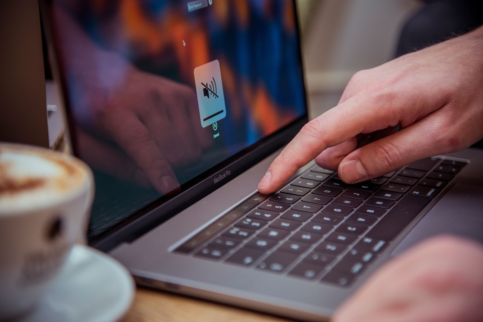 Demontáž MacBooku Pro se potýká…