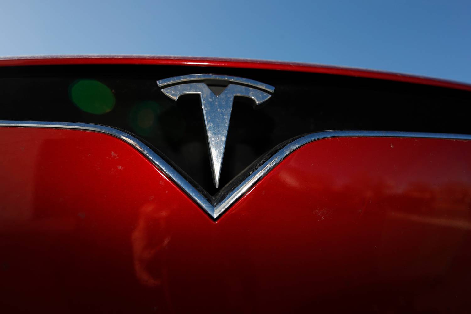 Divoké video ukazující Teslu Model 3 na autopilotu ...