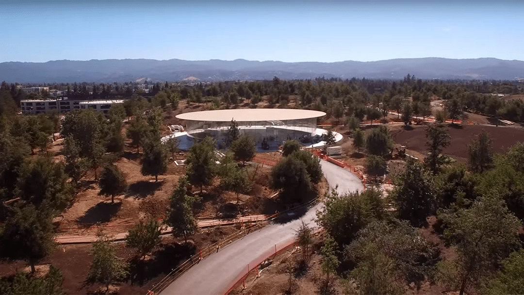 Dron odhaluje vzhled divadla Steva Jobse: Nové hlavní hlediště společnosti Apple bude místem představení dalších produktů společnosti Apple.
