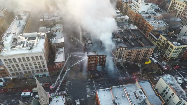 Dron strašlivě hoří v New Yorku Včera odpoledne došlo v budově v newyorské čtvrti East Village k výbuchu, který způsobil požár, který vyústil ve zhroucení hodin ... 8 Dron strašlivě hoří v New Yorku Včera odpoledne došlo v budově v newyorské čtvrti East Village k výbuchu, který způsobil požár, který vyústil ve zhroucení hodin ...